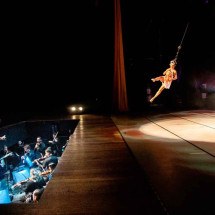 Grupo circense emociona plateia em apresentação com orquestra sinfônica