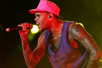 Chris Brown é libertado sob fiança no Reino Unido