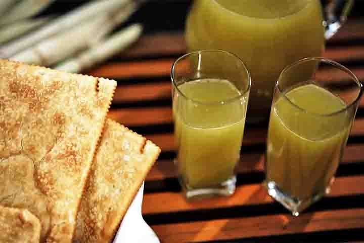Nas feiras de bairro, nas pausas do trabalho, nos encontros de fim de semana ou nas lembranças afetivas de infância, é um símbolo da comida acessível, saborosa e cheia de identidade brasileira