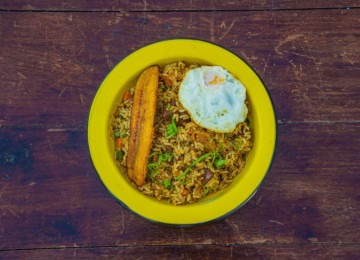 Arroz feito na borra da carne, com legumes, banana da terra e ovo frio do Restaurante Sobrado, participante do Festival do Arroz -  (crédito: Hugo Martins/Divulgação)