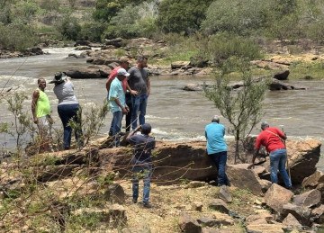 Faiscadores à beira do Rio Doce já não podem pescar, buscar por ouro ou extrair areia, agora temem ficar sem indenização -  (crédito: Divulgação/ATI Rosa Fortini)