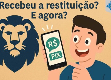 Homem segurando celular com a notificação de pix da receita federal, com a legenda: 