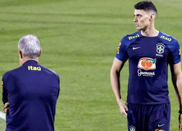 O técnico Tite costuma levar o filho Matheus Bachi (D) para auxiliar os seus trabalhos, inclusive na Seleção Brasileira -  (crédito: Khaled DESOUKI / AFP – 29/11/2022)