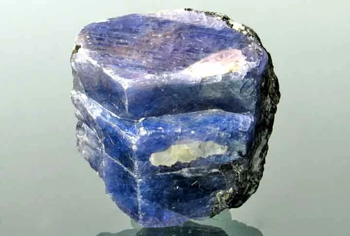 Cientistas da Universidade de Heidelberg, na Alemanha, descobriram novos detalhes sobre a formação das safiras, especialmente sobre como suas gemas adquirem a cor azul característica. -  (crédito: Kluka/Wikimédia Commons)