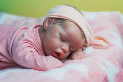 Os bebês reborn podem ser ferramentas valiosas no processo de enfrentamento de perdas e na busca por conforto emocional  -  (crédito: Trigo de Getty Images)
