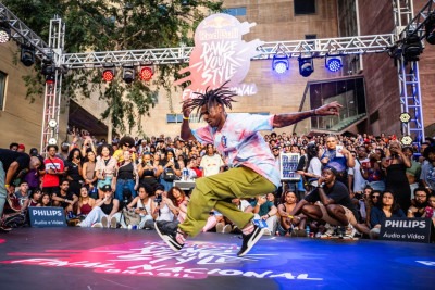Dançarino mineiro André Calton se apresenta durante a final nacional do Red Bull Dance Your Style 2024 -  (crédito: Marcelo Maragni / Red Bull Content Pool)