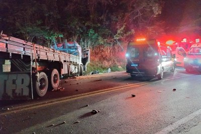 Caminhão carregado de batatas tombou na BR 251, a 'estrada do medo'. -  (crédito: Corpo de Bombeiros/divulgação)
