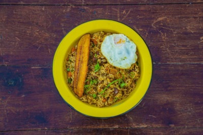 Arroz feito na borra da carne, com legumes, banana da terra e ovo frio do Restaurante Sobrado, participante do Festival do Arroz -  (crédito: Hugo Martins/Divulgação)