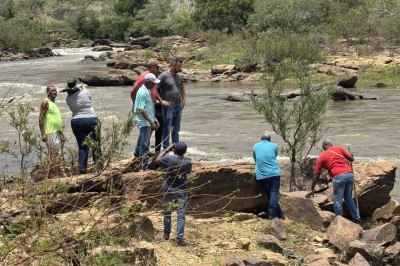 Faiscadores à beira do Rio Doce já não podem pescar, buscar por ouro ou extrair areia; agora temem ficar sem indenização -  (crédito: Divulgação/ATI Rosa Fortini)