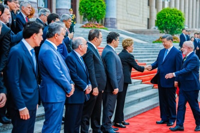Lula durante a cerimônia de boas-vindas, no Grande Palácio do Povo, em Pequim, na China; Presidente da República Popular da China, Xi Jinping, cumprimenta a Presidenta do Novo Banco de Desenvolvimento (NBD), Dilma Rousseff, sob olhares de outros integrantes da delegação brasileira
       -  (crédito:  Ricardo Stuckert / PR)