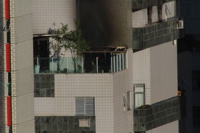 Fogo atingiu cobertura de prédio na Rua Rio Grande do Norte -  (crédito: Edesio Ferreira/EM/D.A Press)