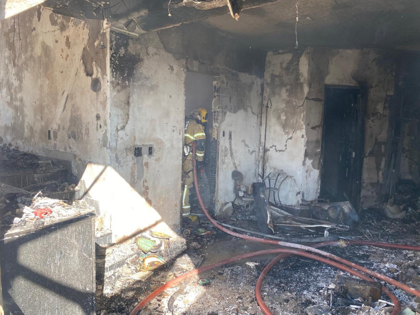 Imagens dos bombeiros mostram o interior do apartamento danificado pelas chamas-Corpo de Bombeiros/Divulgação