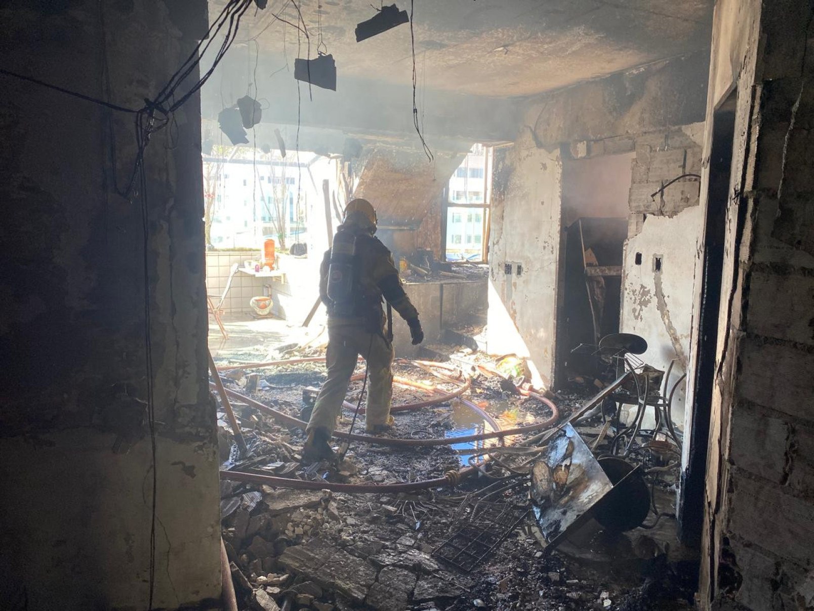 Imagens dos bombeiros mostram o interior do apartamento danificado pelas chamas-Corpo de Bombeiros/Divulgação