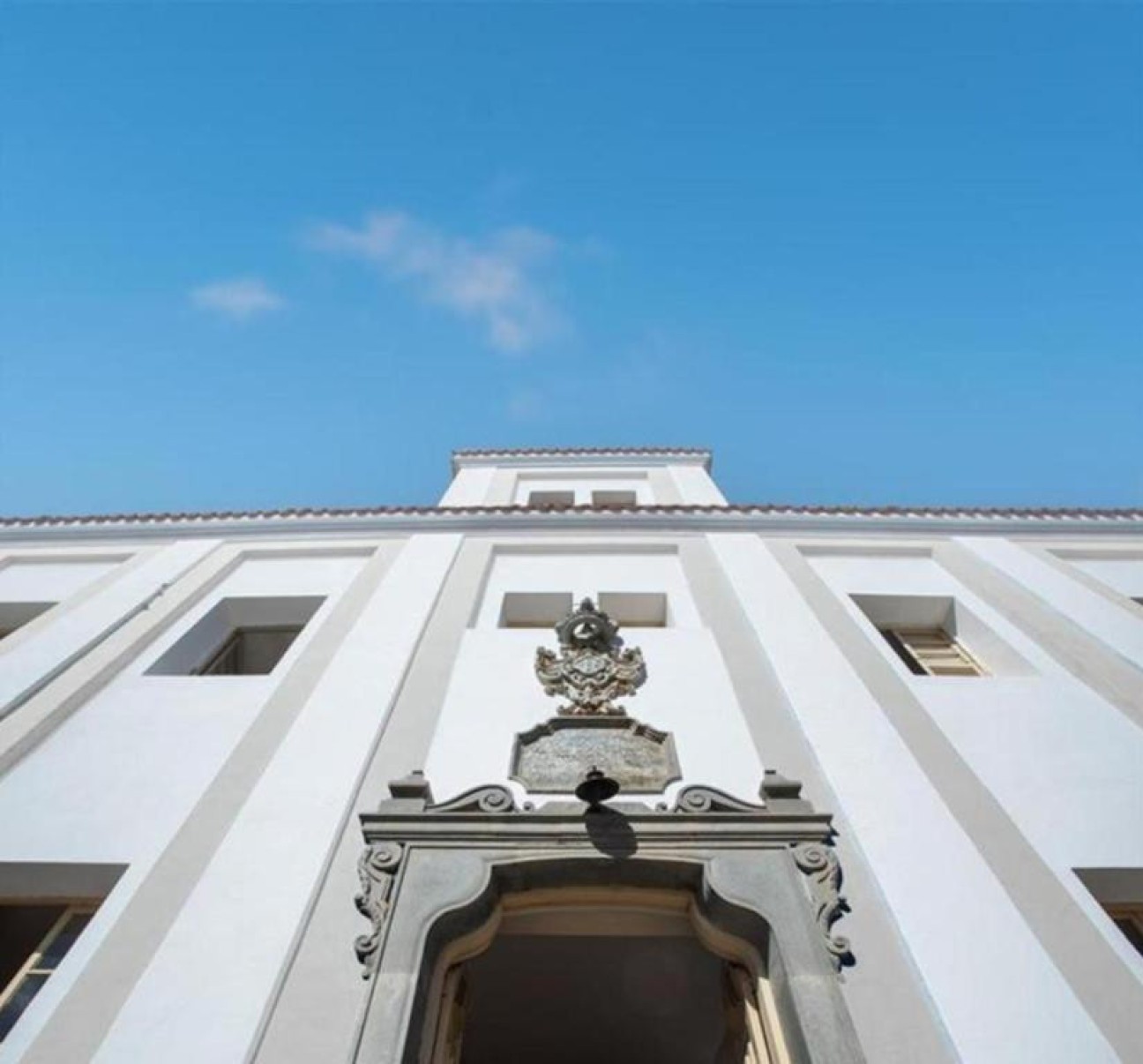 Brasão na entrada do edifício histórico é atribuído ao Mestre Aleijadinho-Vila Galé/Divulgação