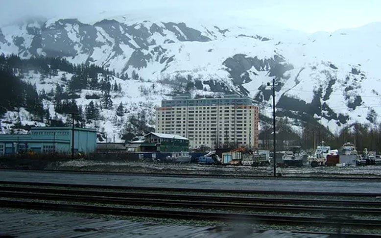 Alasca (EUA) - O Alasca como um todo é bem frio. É o maior e menos povoado estado dos EUA.  Tem 1,7 milhão de km² com 733 mil habitantes. -Reprodução do site epocanegocios.globo.com/Informacao