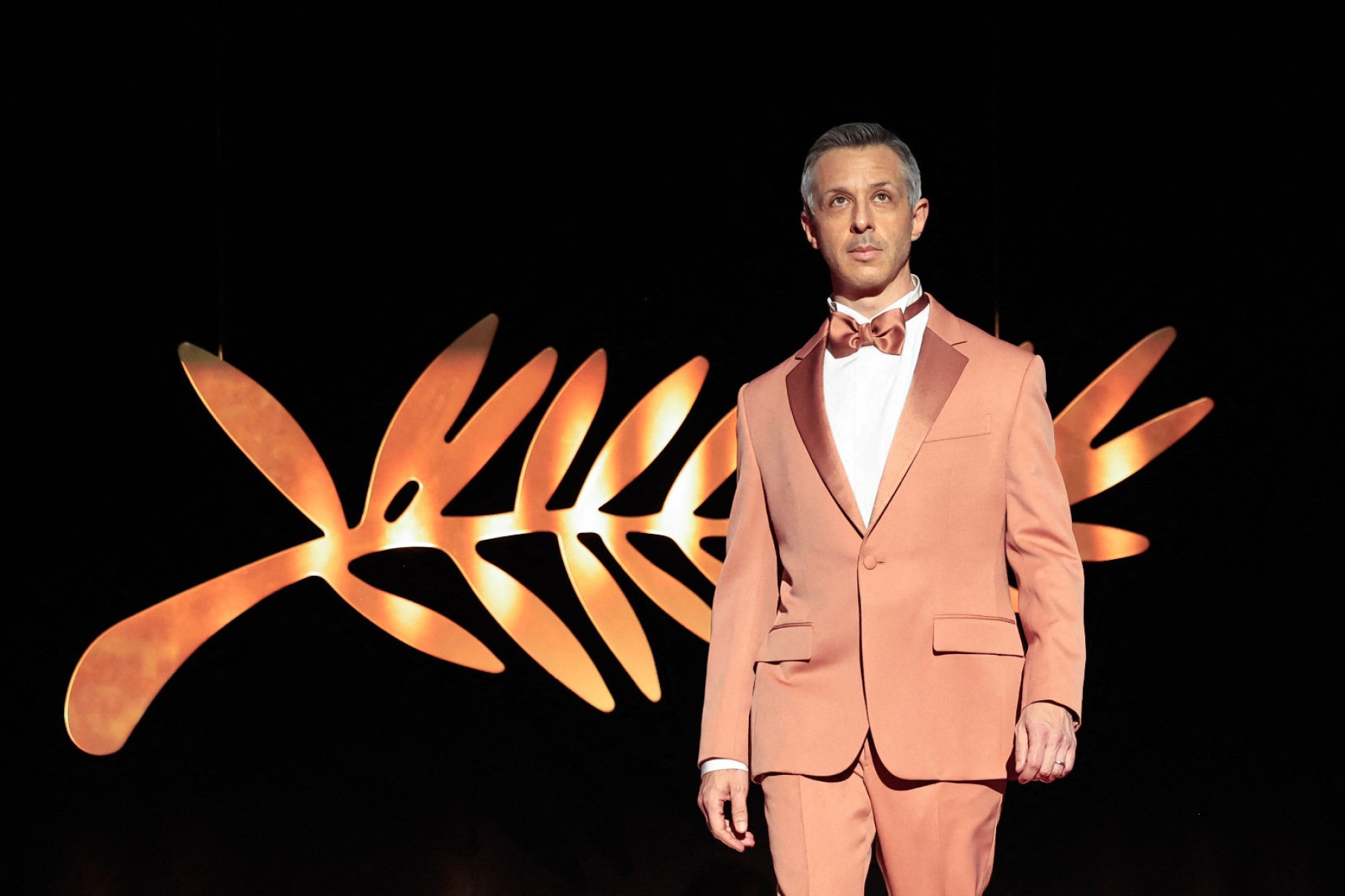 O terno do ator Jeremy Strong, membro do júri do festival, combinou com os tons da Palma de Ouro de Cannes