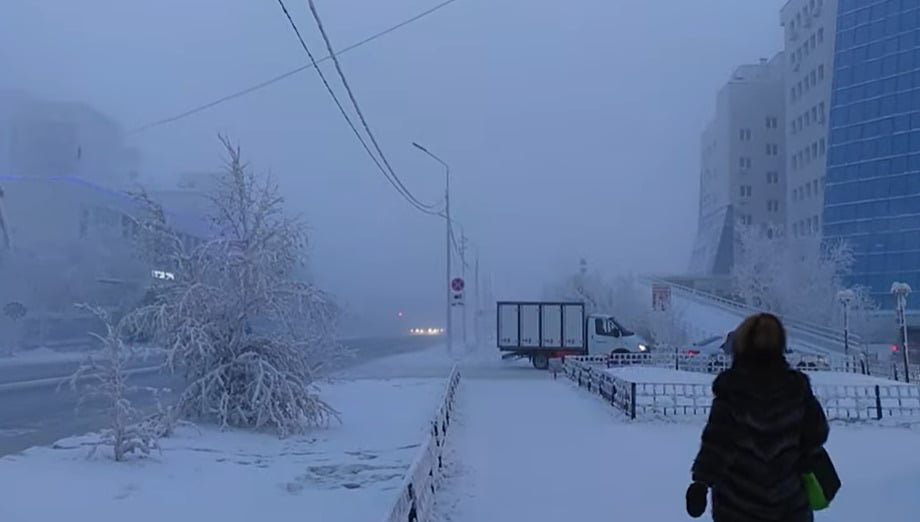 As cidades de Oymyakon e Yakutsk (foto), na Rússia, são as mais geladas (com habitantes) do planeta. Na primeira semana de maio de 2024, em plena primavera oor exemplo, a mínima chegou a oito graus negativos. Então, quando chega o inverno, em dezembro, a coisa fica feia. As temperaturas vão a 50 graus negativos. - Reprodução de vídeo YouTube Yakutsk Life 