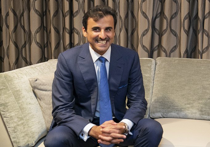 O termo emir vem do árabe Amir, que significa "comandante" ou "príncipe". Na região, a expressão é usada para descrever um líder militar e/ou de um país. A grosso modo, é o rei da tradição muçulmana. Um muçulmano é quem pratica o Islamismo. 