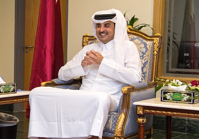 Em todos, a poligamia Ã© liberada, mas apenas homens podem ter mais de uma cÃŽnjuge. AliÃ¡s, o emir do Qatar tem trÃªs esposas:Â Jawaher bint Hamad bin Suhaim Al-Thani,Â  Anoud bint Mana Al Hajri e Noora bint Hathal Al Dosari. Ao todo, ele tem 13 filhos.Â 