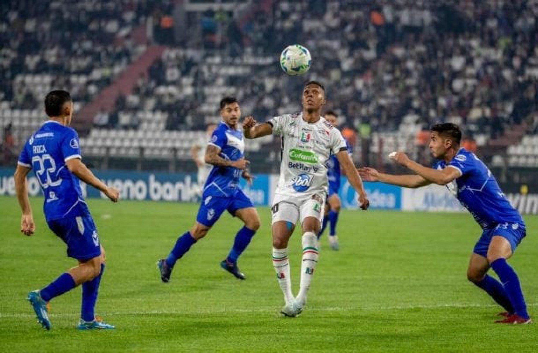 Once Caldas vence San José e tira liderança do Fluminense