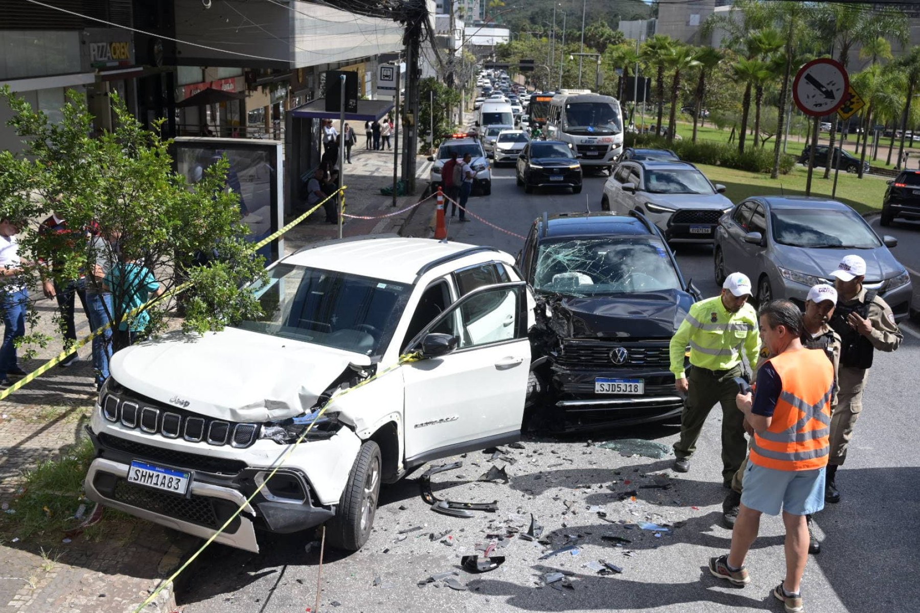 Acidente na Avenida Luiz Paulo Franco no Belvedere-crédito: Leandro Couri/EM/D.A. Press