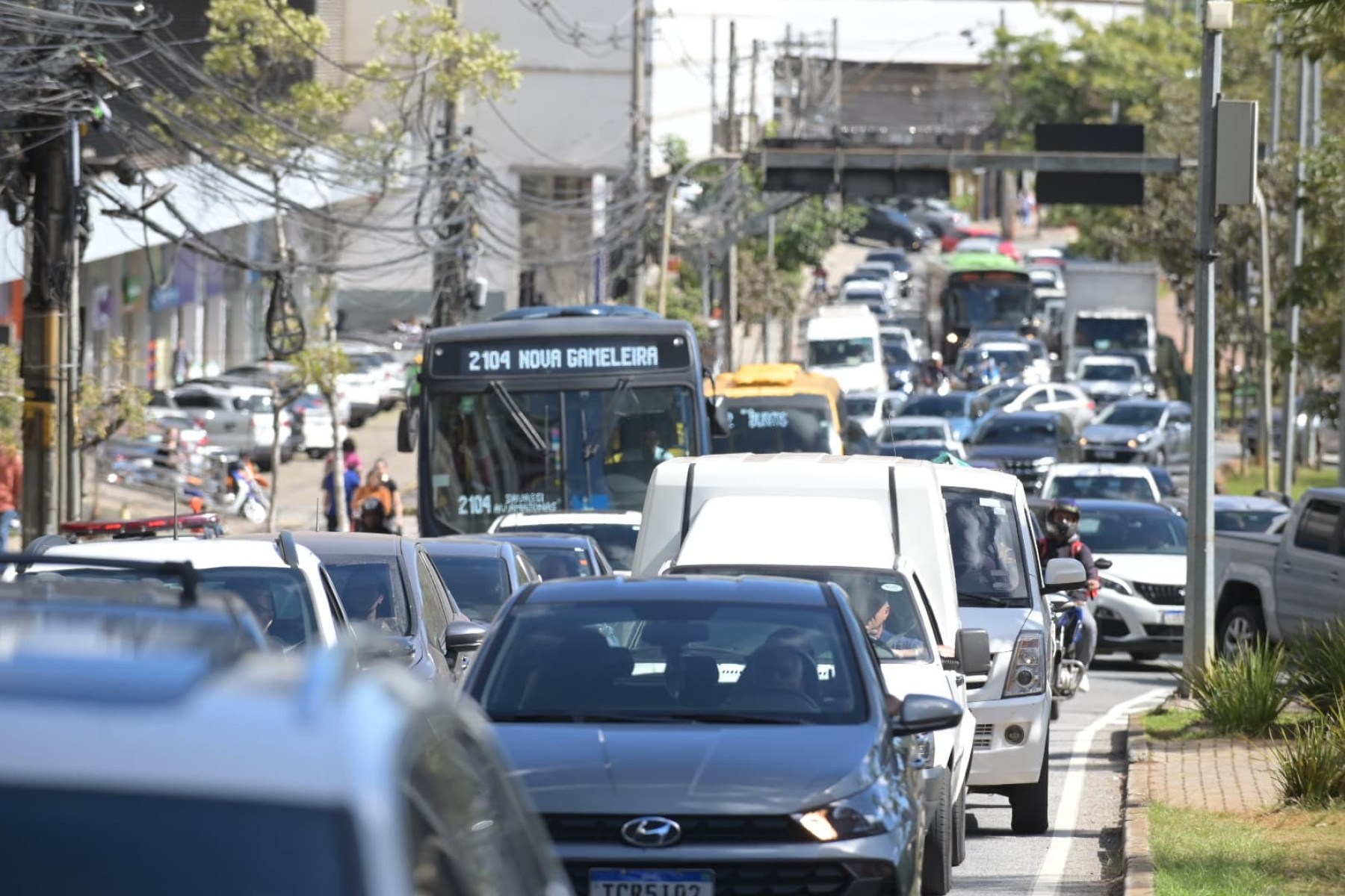 Duas faixas da Avenida Luiz Paulo Franco, no sentido BH Shopping foram interditadas causando trânsito intenso na região
-crédito: Leandro Couri/EM/D.A