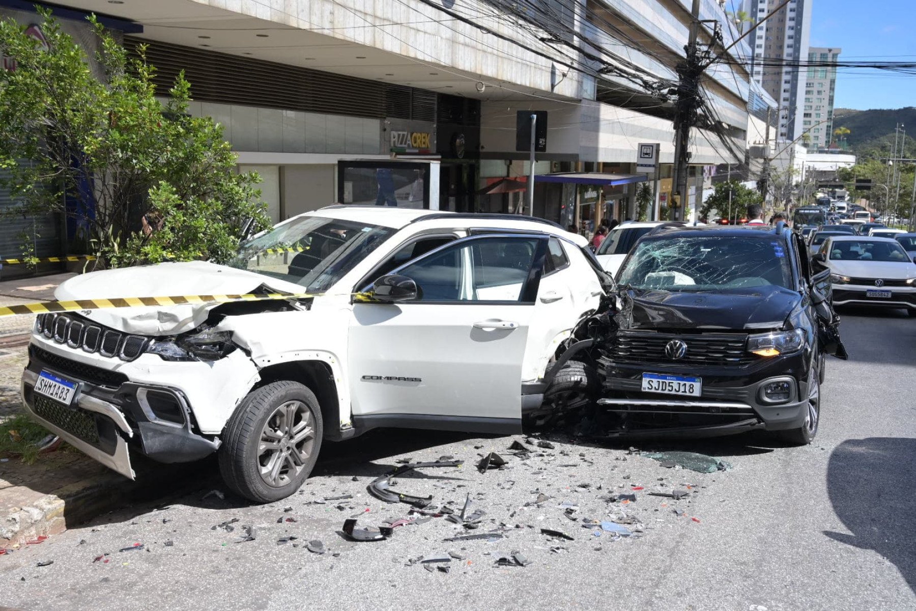 O acidente deixou óleo na pista, vidros quebrados e destroços espalhados pela via-crédito: Leandro Couri/EM/D.A