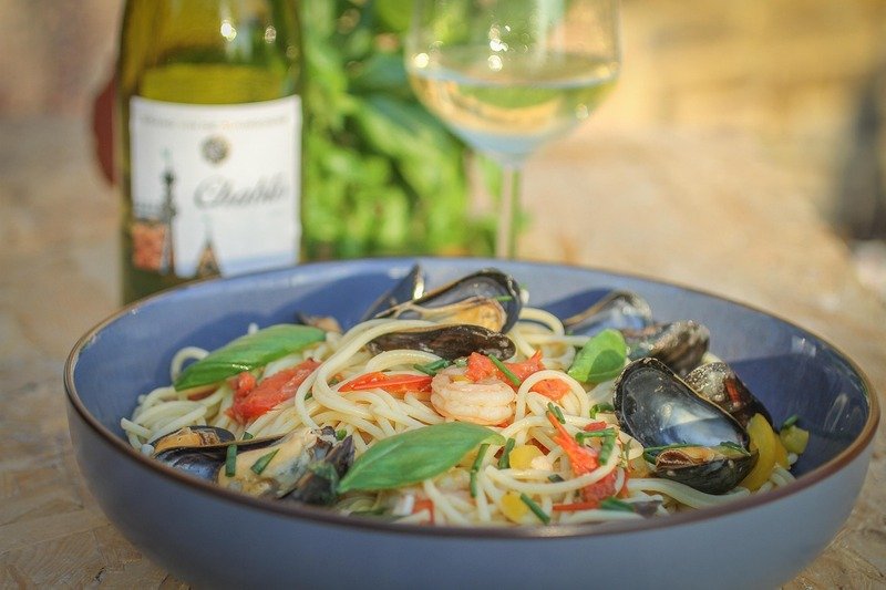 Assim, a vitamina B12 encontrada em abundância nos mexilhões é essencial para a saúde do sistema nervoso e do cérebro. A deficiência de vitamina B12 está associada a problemas neurológicos e psiquiátricos, como depressão e demência.