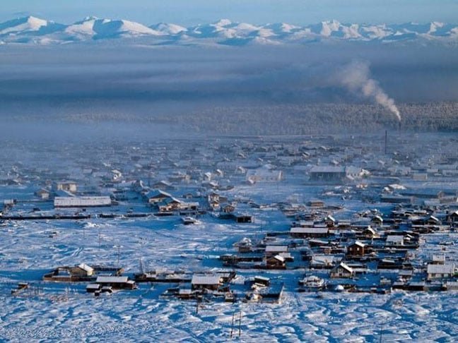 Oymyakon, no leste da Sibéria, registrou em 1924 a mais baixa temperatura numa área habitada: - 71,2ºC. A média no inverno é de -45ºC. E no restante do ano, a média fica em -14,2ºC. -Reprodução do site ibmagazine.es