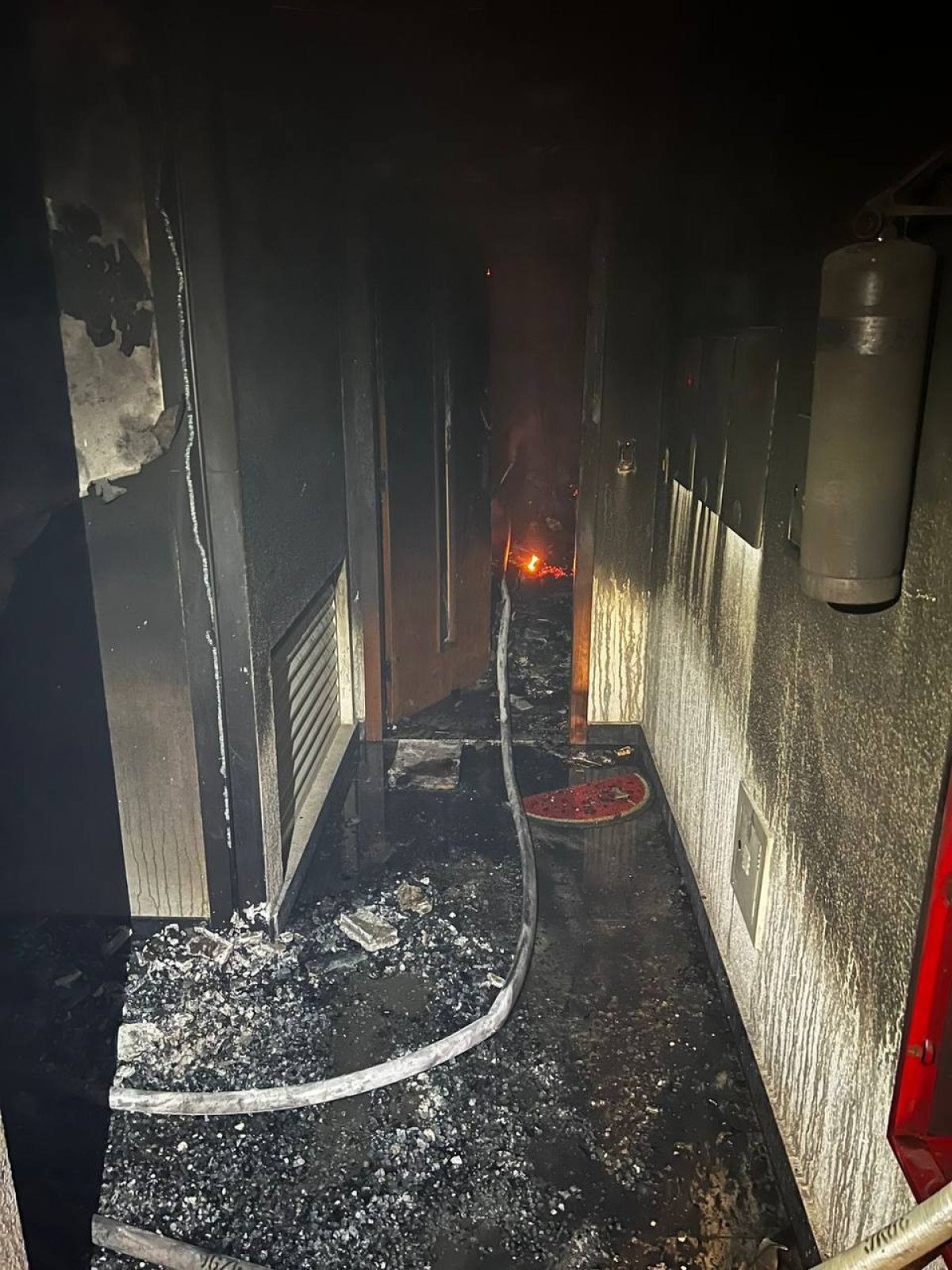 Fogo atingiu cobertura de prédio na Rua Rio Grande do Norte