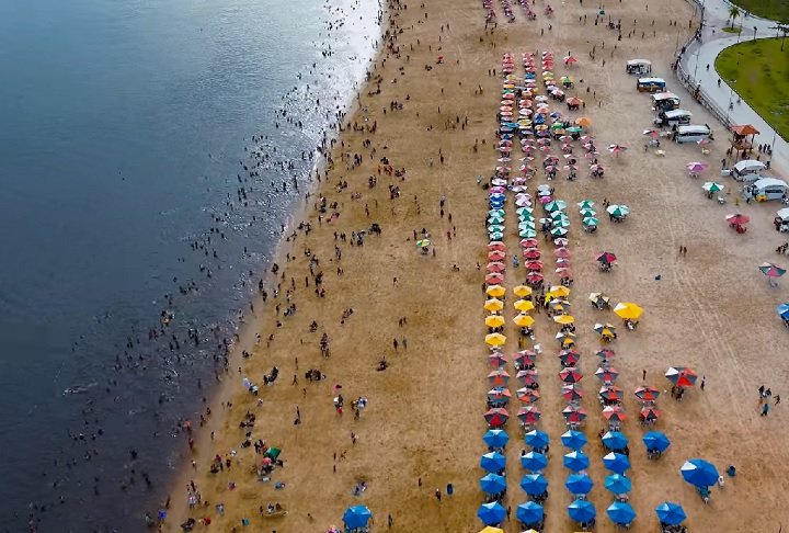 Com sua extensa faixa de areia escura e águas calmas, o local atrai moradores e visitantes, especialmente durante o verão amazônico (entre julho e novembro), quando o rio baixa e forma a praia.