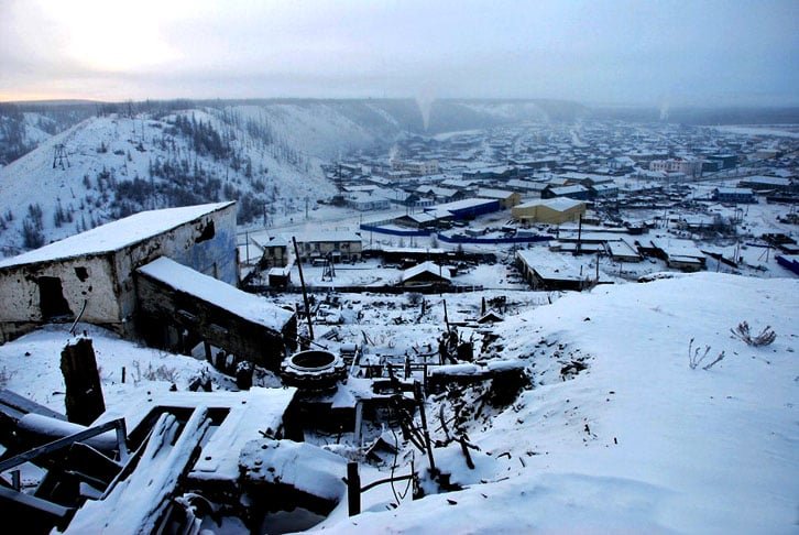Verkhoyansk (Rússia) - Situada às margens do rio Yana, perto do Círculo Polar Ártico, tem apenas 35 km². Fica a 124m de altitude. E tem 1.300 habitantes. Registrou temperatura de  -67,8ºC em 1892, que foi um recorde no Hemisfério Norte, até ser batido pela cidade de Klinck, na Groenlândia. -Reprodução do site amusingplanet.com