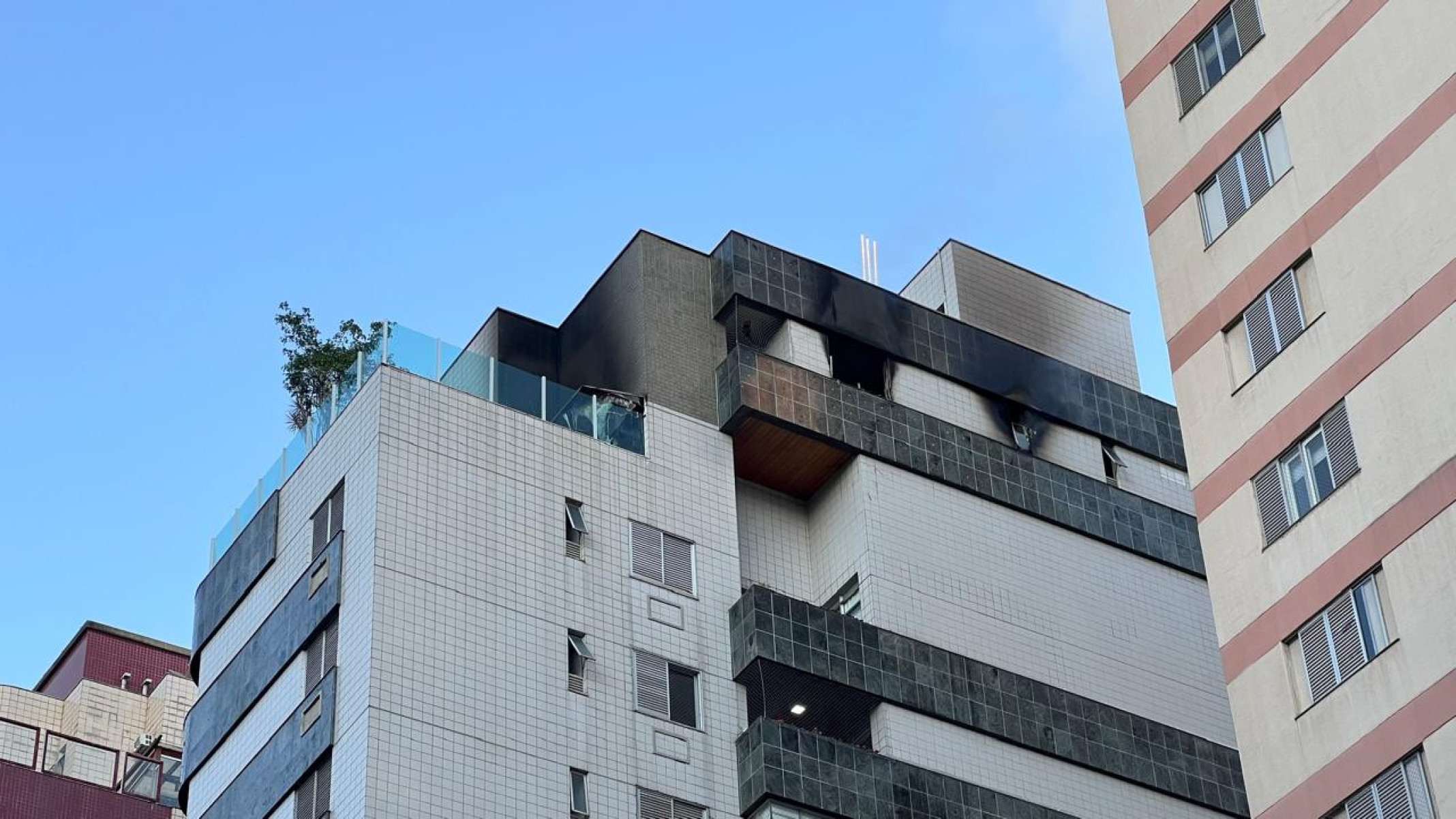 Fogo atingiu cobertura de prédio na Rua Rio Grande do Norte-Edesio Ferreira/EM/D.A Press