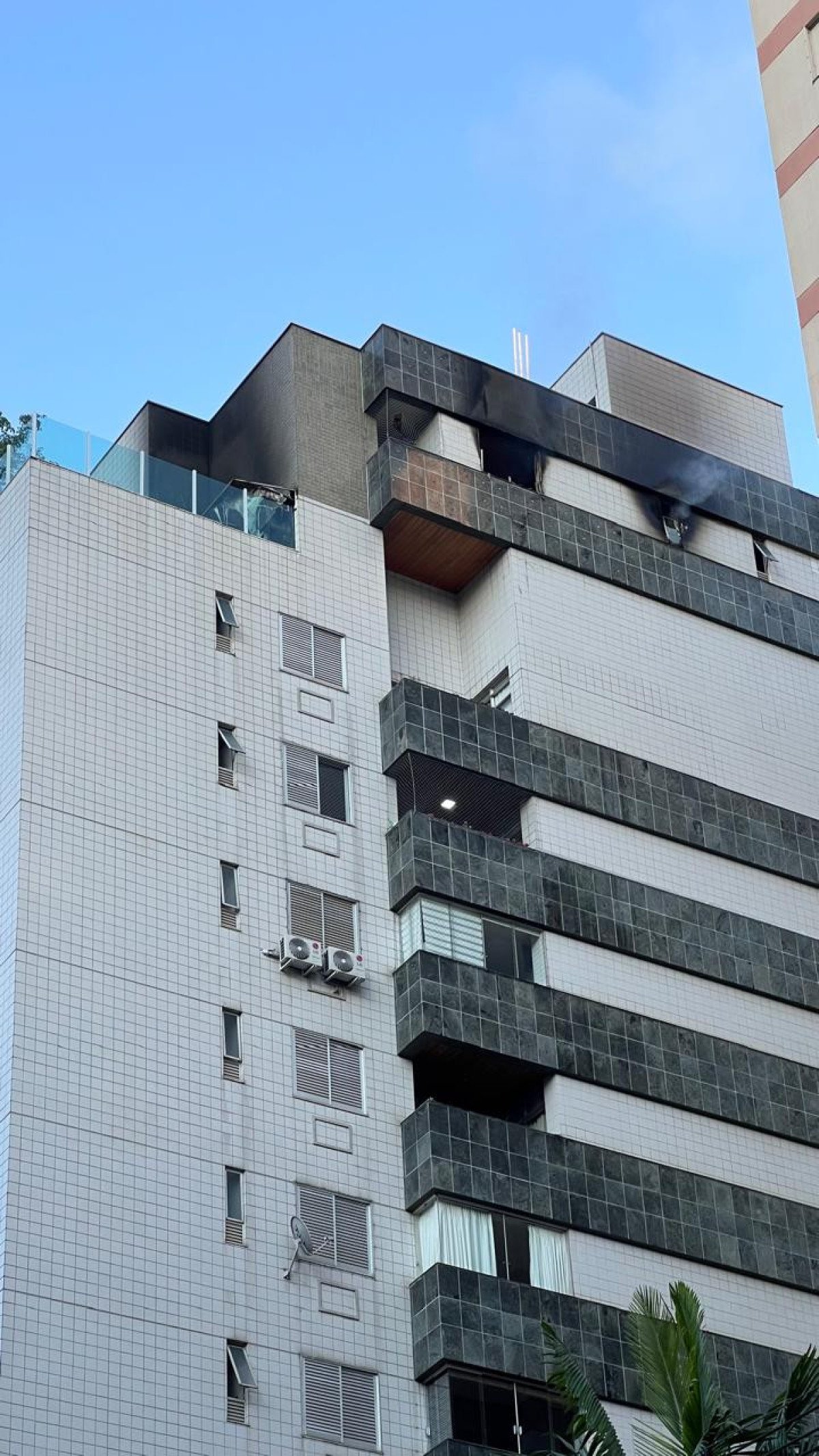 Fogo atingiu cobertura de prÃ©dio na Rua Rio Grande do Norte