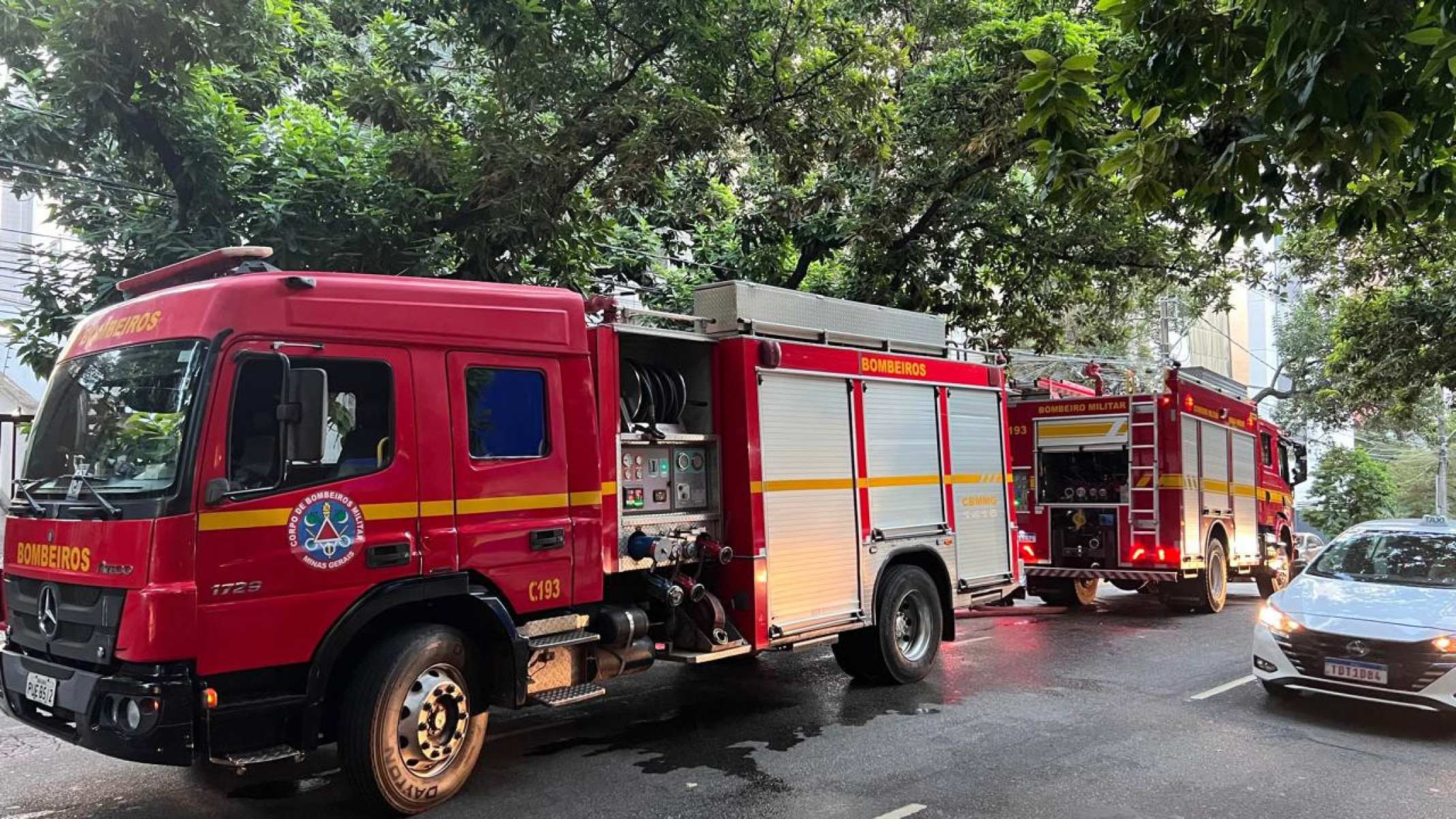Fogo atingiu cobertura de prédio na Rua Rio Grande do Norte