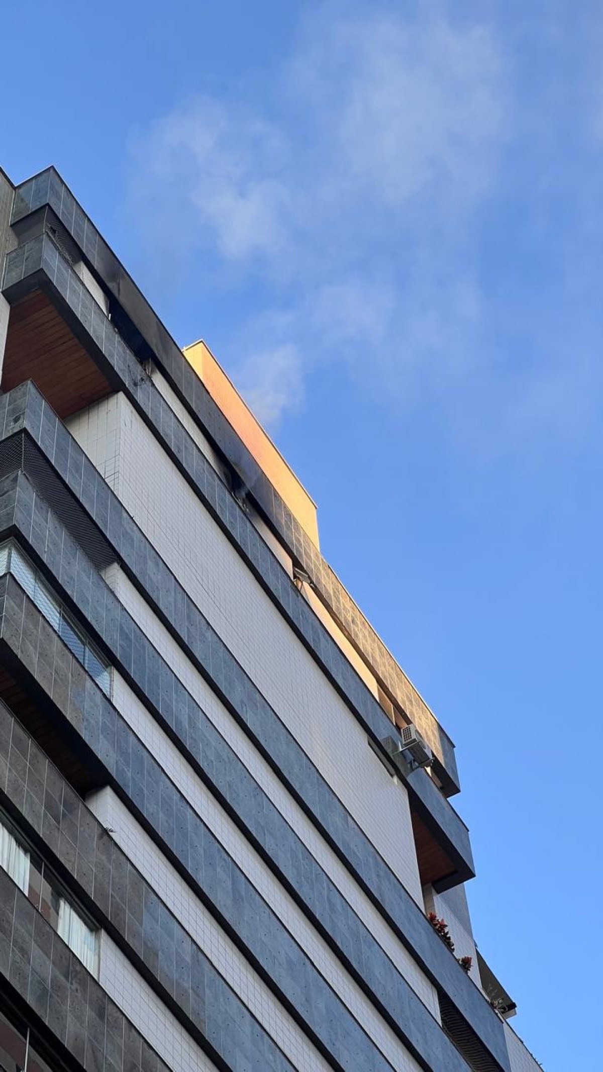 Fogo atingiu cobertura de prédio na Rua Rio Grande do Norte
