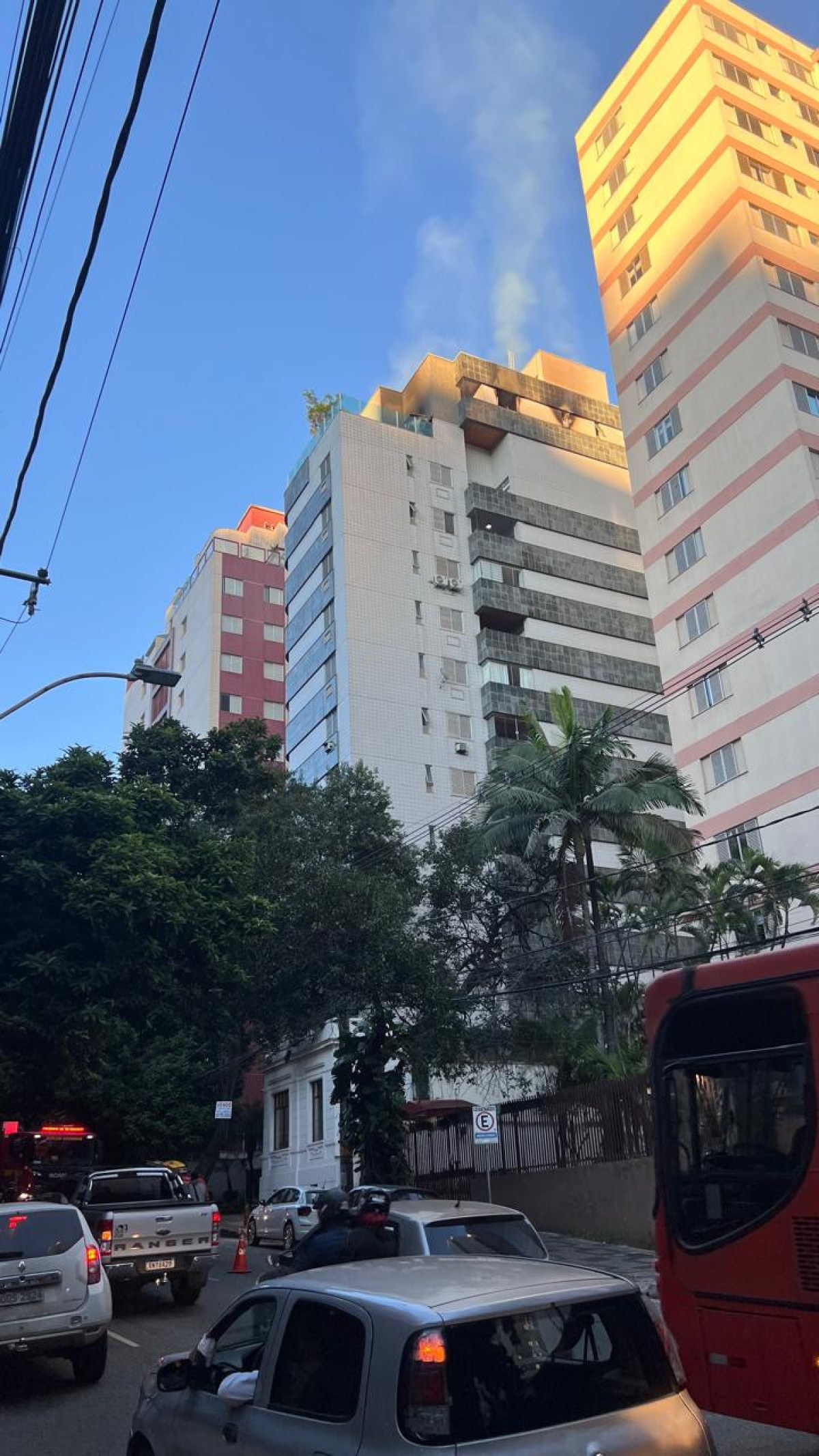 Fogo atingiu cobertura de prédio na Rua Rio Grande do Norte-Edesio Ferreira/EM/D.A Press