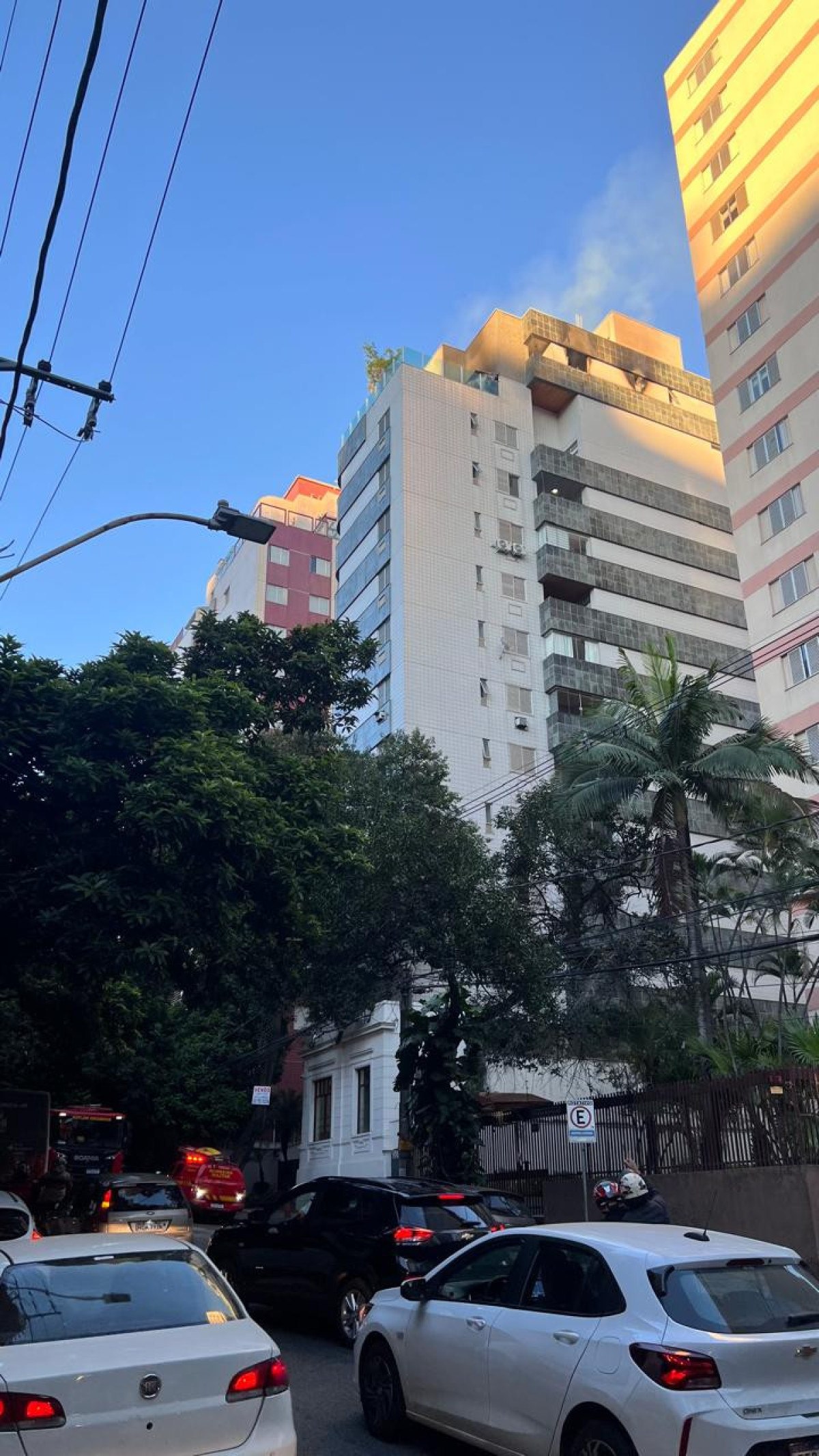 Fogo atingiu cobertura de prédio na Rua Rio Grande do Norte-Edesio Ferreira/EM/D.A Press