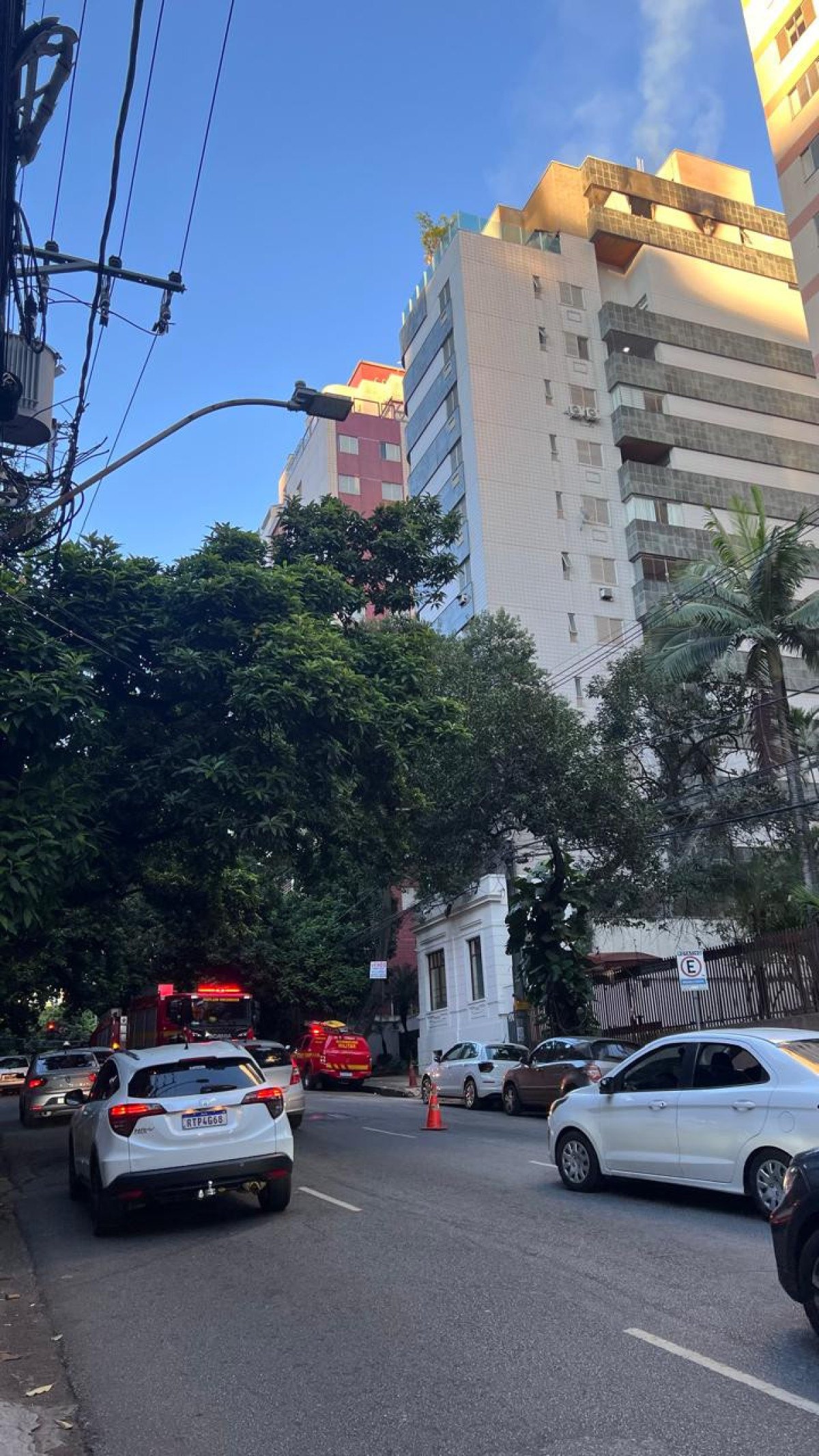 Fogo atingiu cobertura de prÃ©dio na Rua Rio Grande do Norte