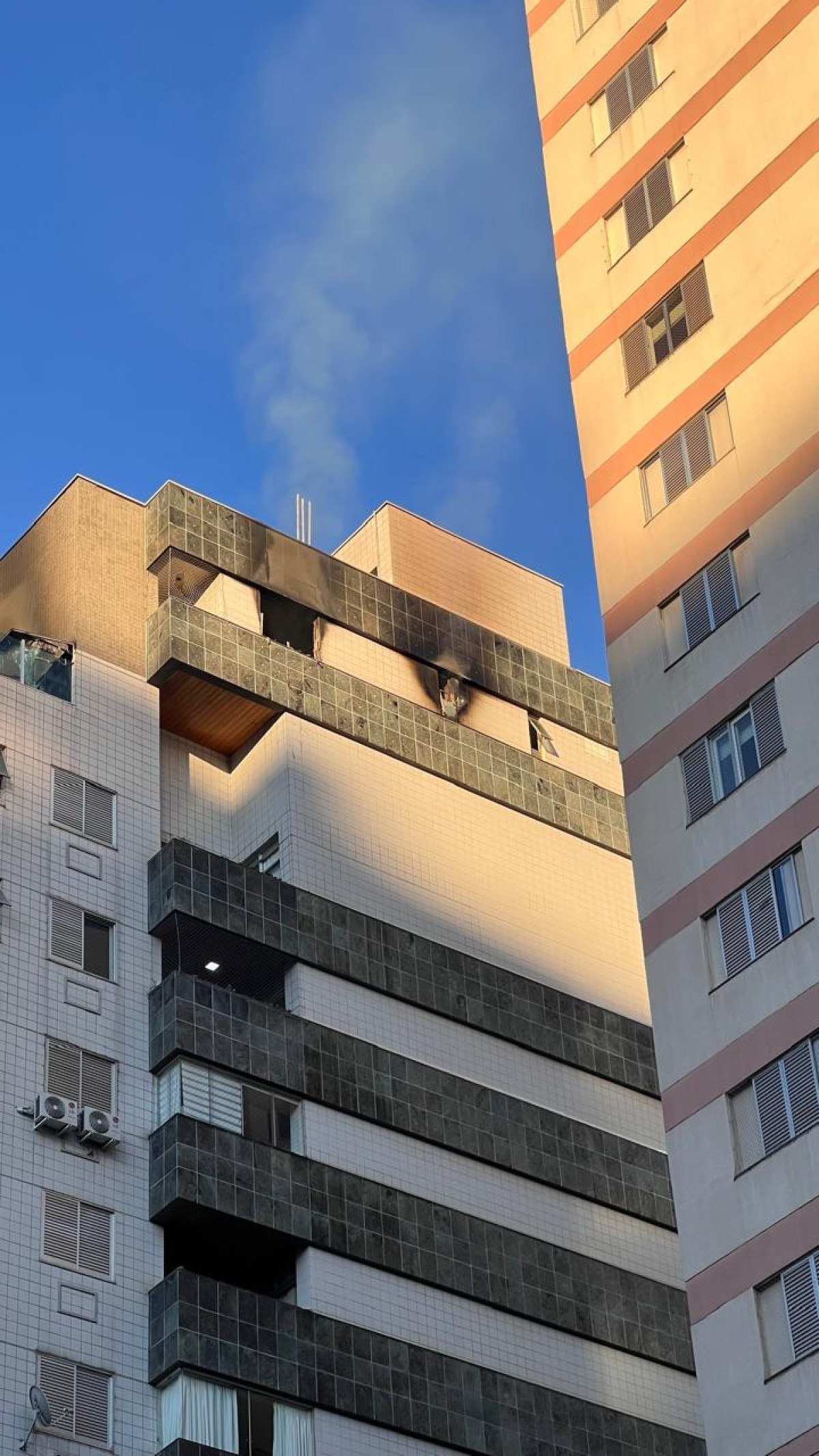 Fogo atingiu cobertura de prédio na Rua Rio Grande do Norte