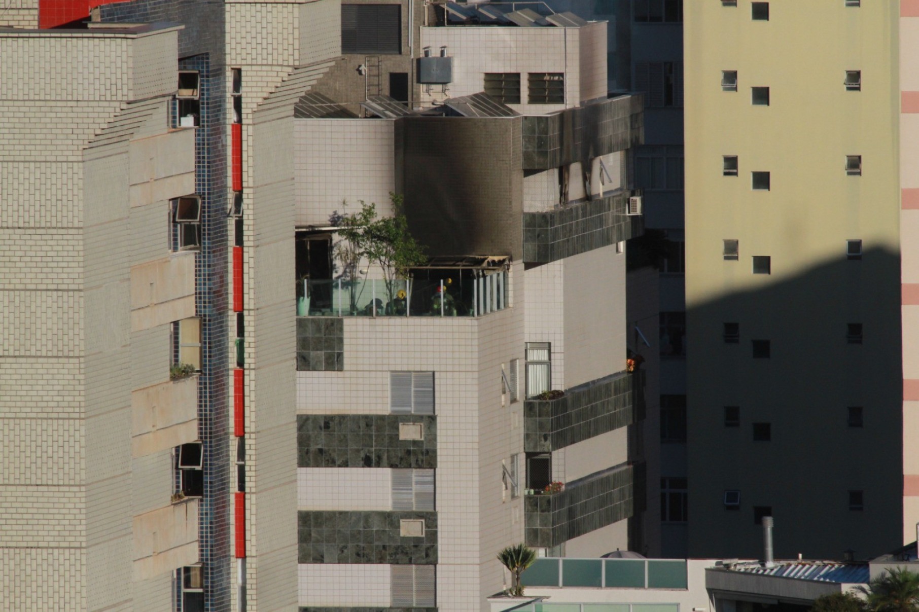 Fogo atingiu cobertura de prÃ©dio na Rua Rio Grande do Norte