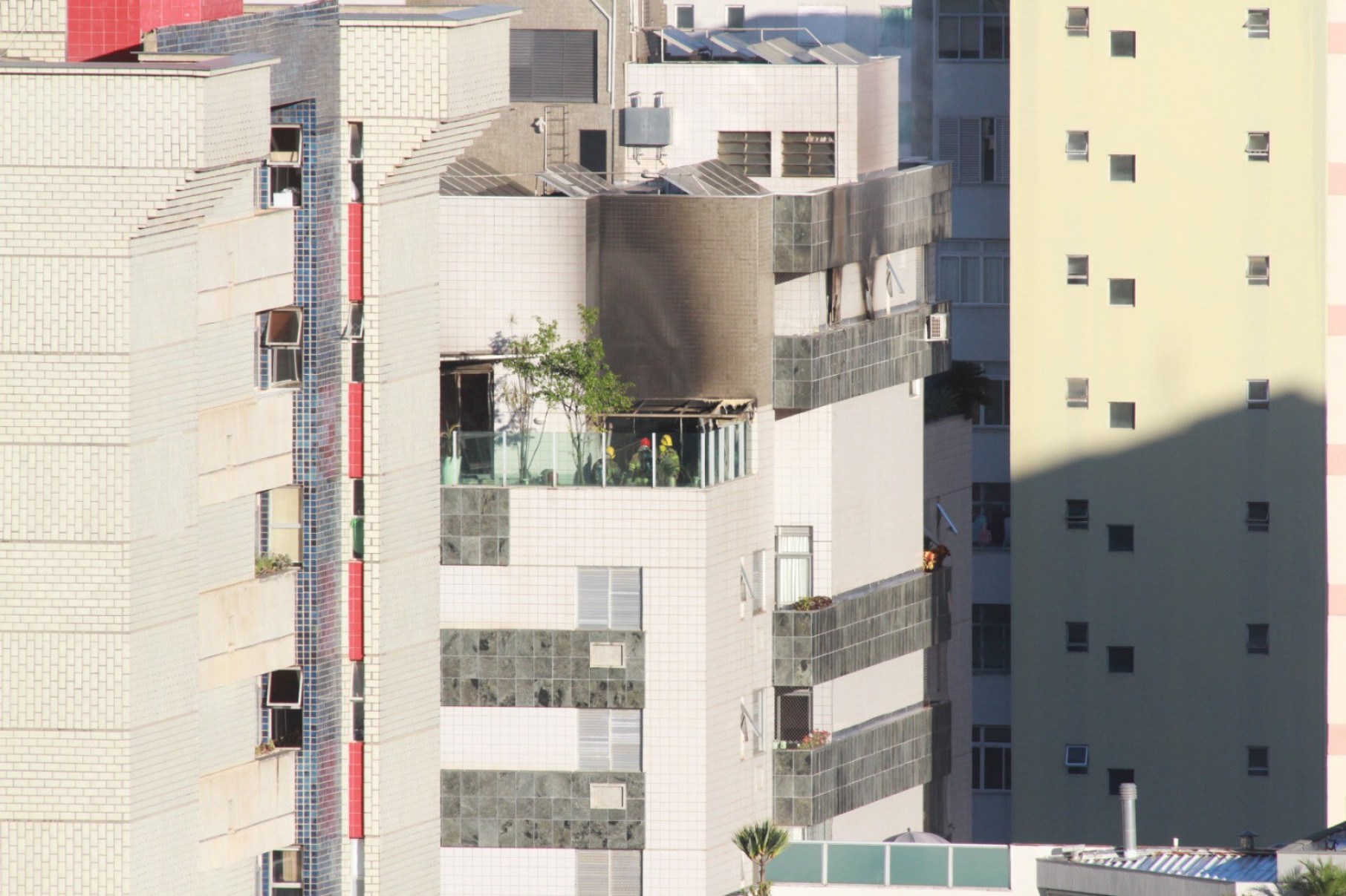 Fogo atingiu cobertura de prédio na Rua Rio Grande do Norte