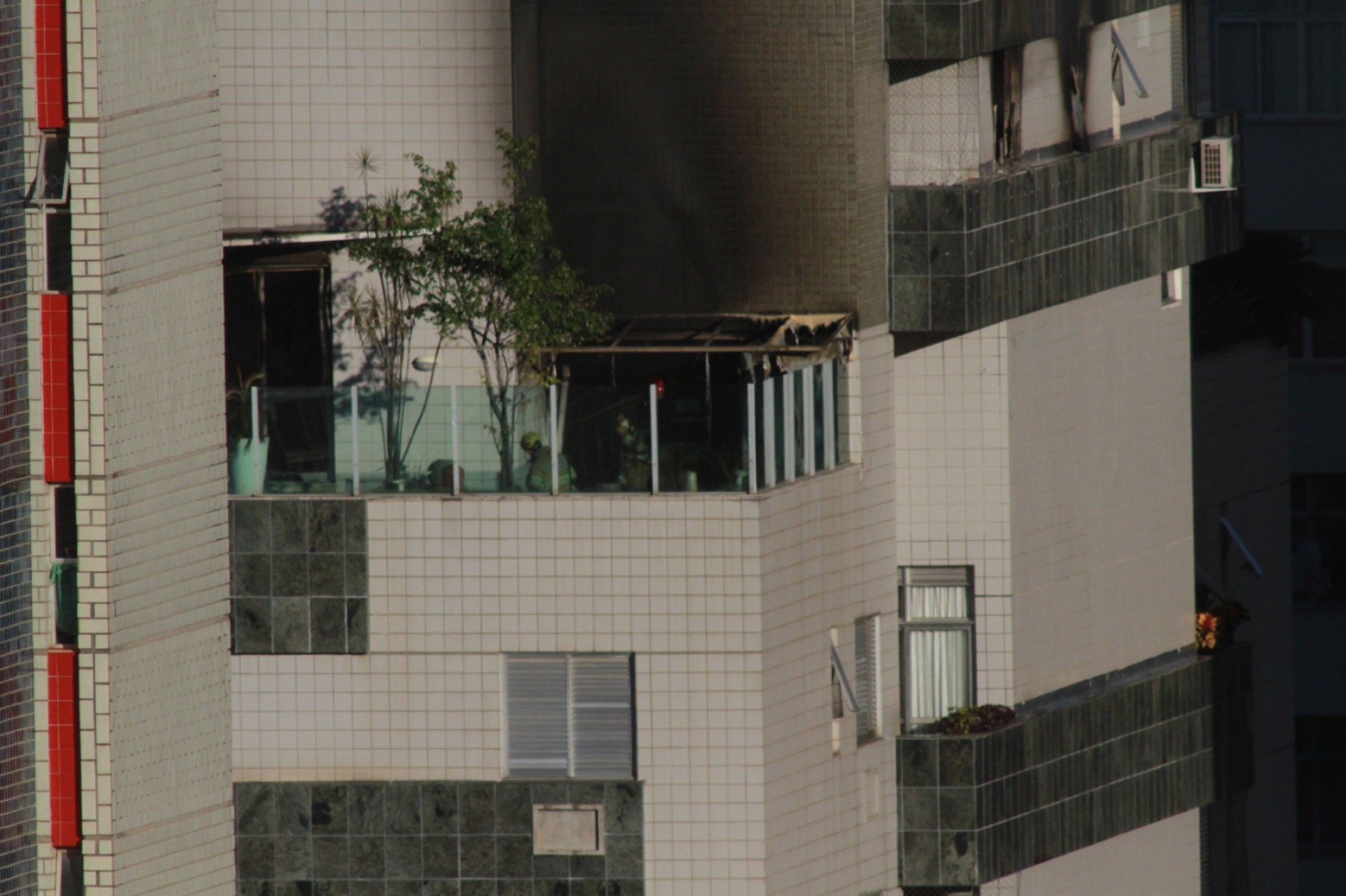 Fogo atingiu cobertura de prédio na Rua Rio Grande do Norte