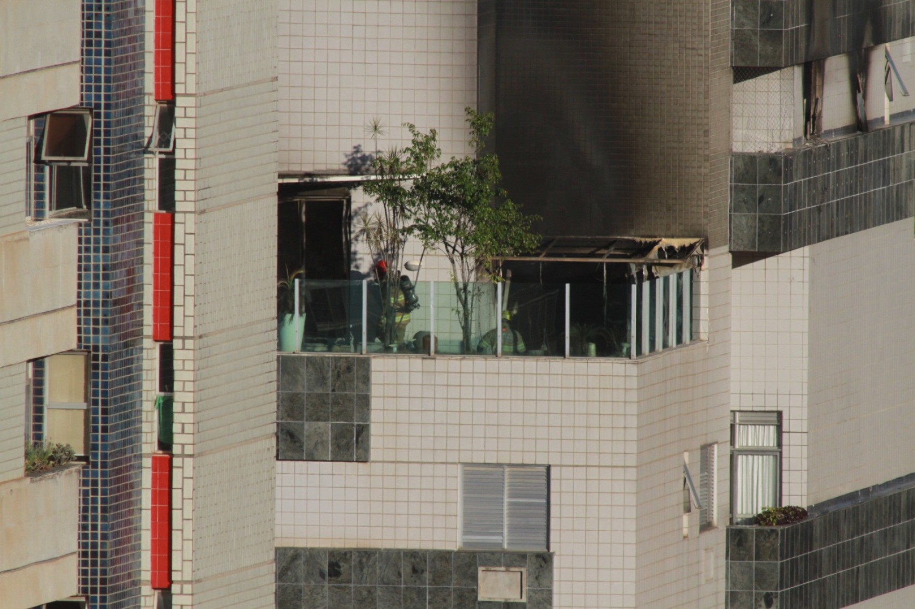 Fogo atingiu cobertura de prédio na Rua Rio Grande do Norte-Edesio Ferreira/EM/D.A Press