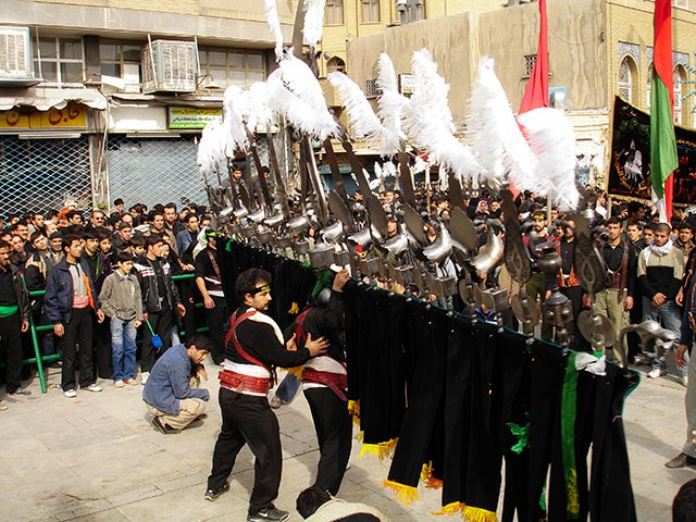 Há duas correntes do islamismo: os sunitas e o xiitas. Este último grupo é bem menor, mas mais radical. Eles, por exemplo, acreditam que só descendentes de Maomé possam ser califas. 