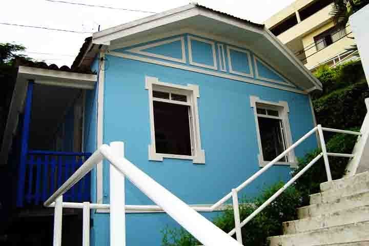 O espaço preserva objetos pessoais, fotos e documentos que reconstroem a trajetória do cantor. Mais do que um museu, é um ponto de conexão afetiva entre o artista e a cidade, visitado por fãs de todo o país que buscam reviver momentos da carreira de Roberto.