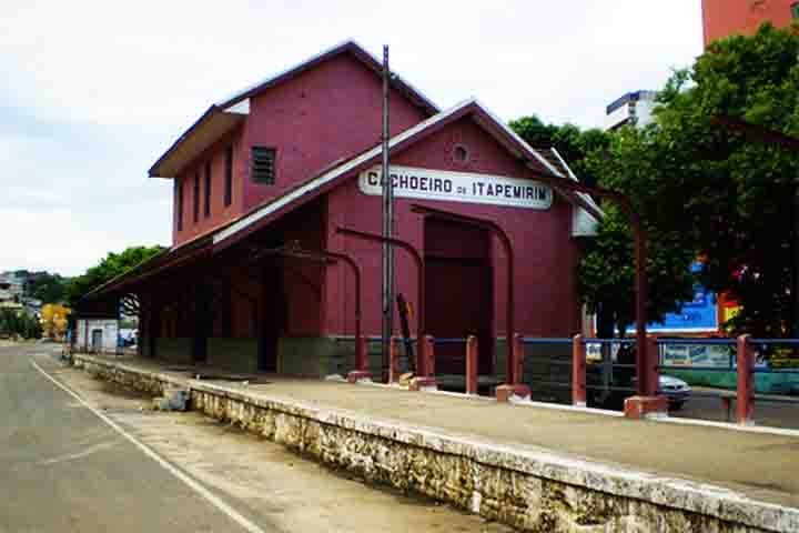 Outro destaque cultural é o Museu Ferroviário Domingos Lage, instalado na antiga estação ferroviária da cidade. O espaço resgata a importância do trem para o desenvolvimento de Cachoeiro.