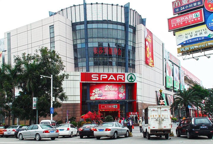 Apesar disso, o shopping tem uma zona que reflete a cultura de outras partes do mundo como a gastronomia e moda da CalifÃ³rnia e SÃ£o Francisco, nos EUA; AmsterdÃ£, na Holanda e Paris, na FranÃ§a. E tem umm canal para passeio dos visitantes.