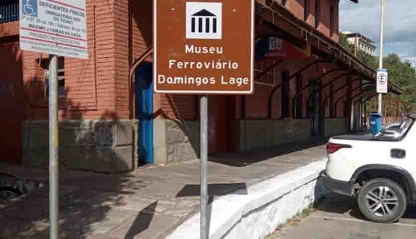 A visita revela como os trilhos impulsionaram a economia local e conectaram a cidade ao resto do Brasil, com vagões antigos, equipamentos históricos e painéis interativos.