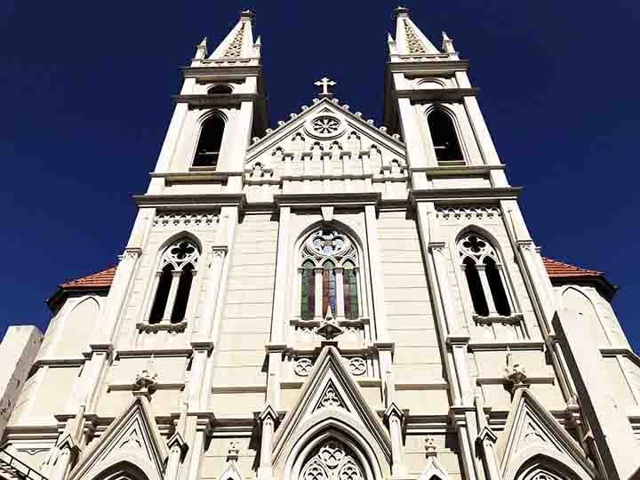 Suas missas e celebrações movimentam a comunidade e evidenciam a religiosidade presente no cotidiano dos cachoeirenses.